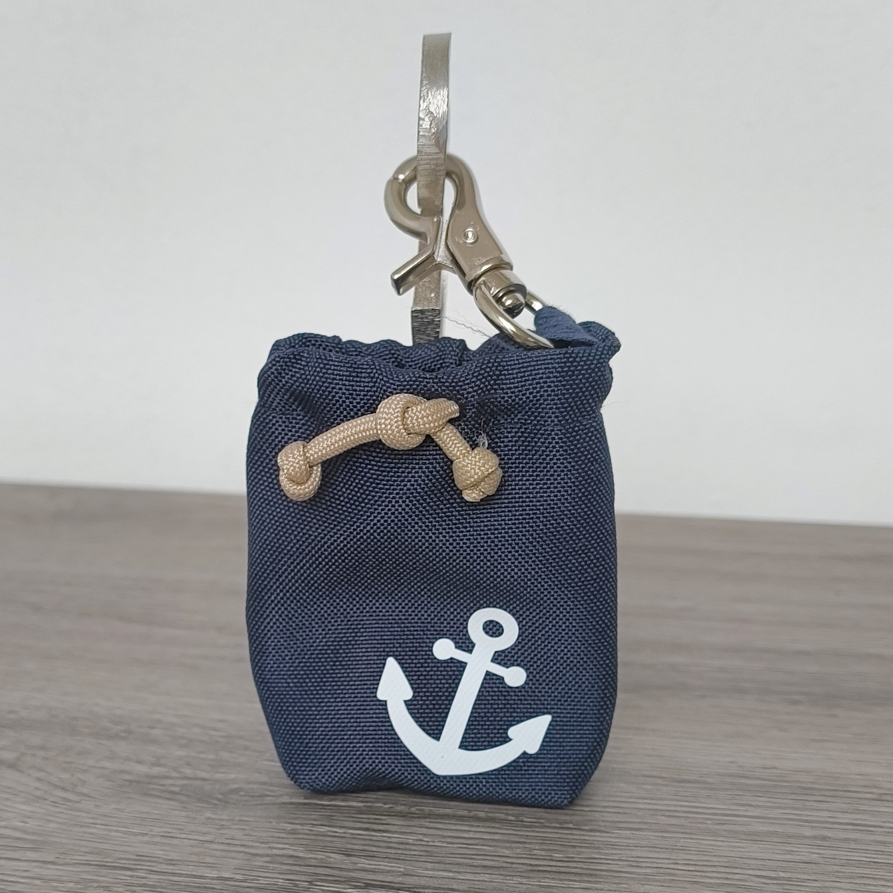 Kotbeutelspender marine mit Anker weiß
