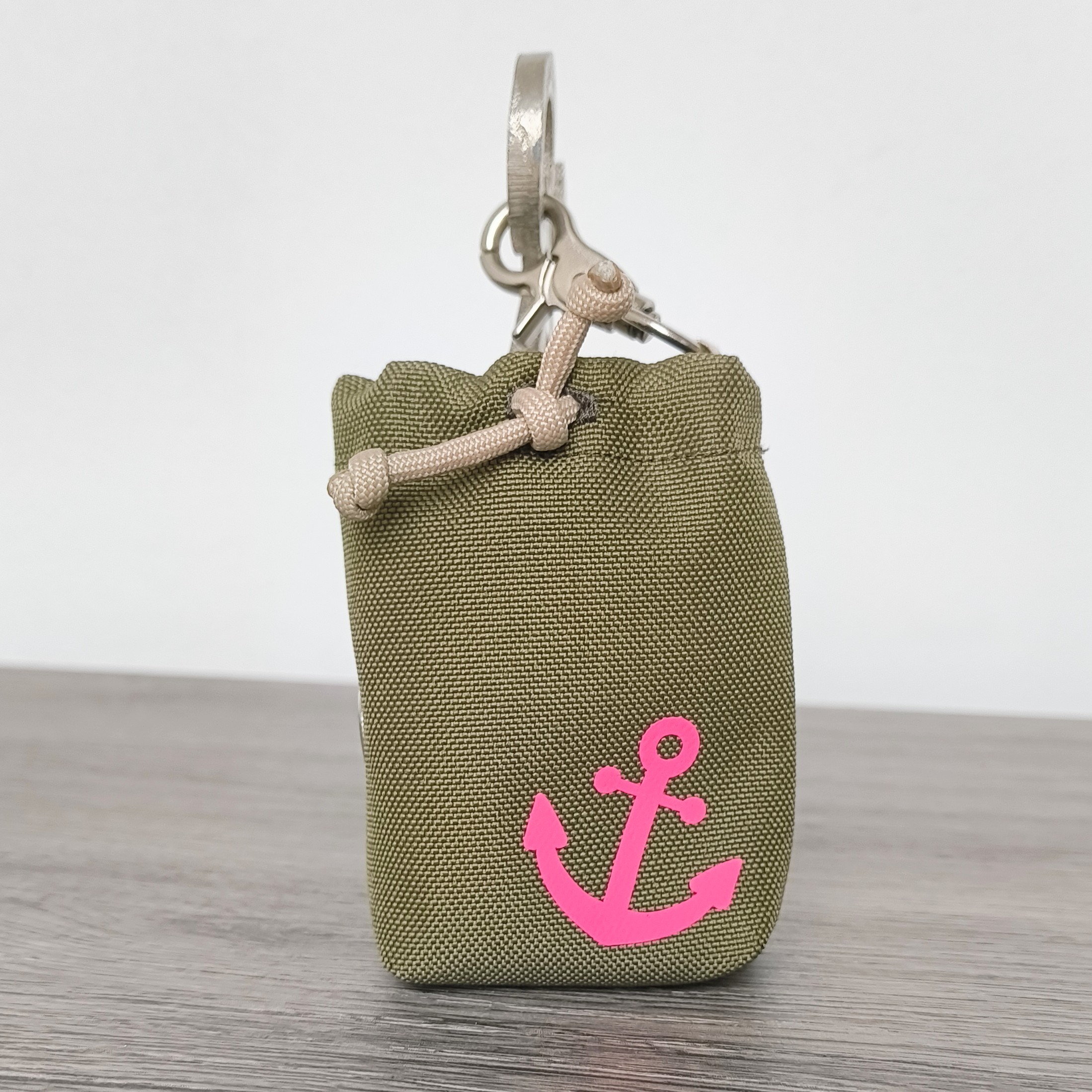 Kotbeutelspender oliv Anker pink