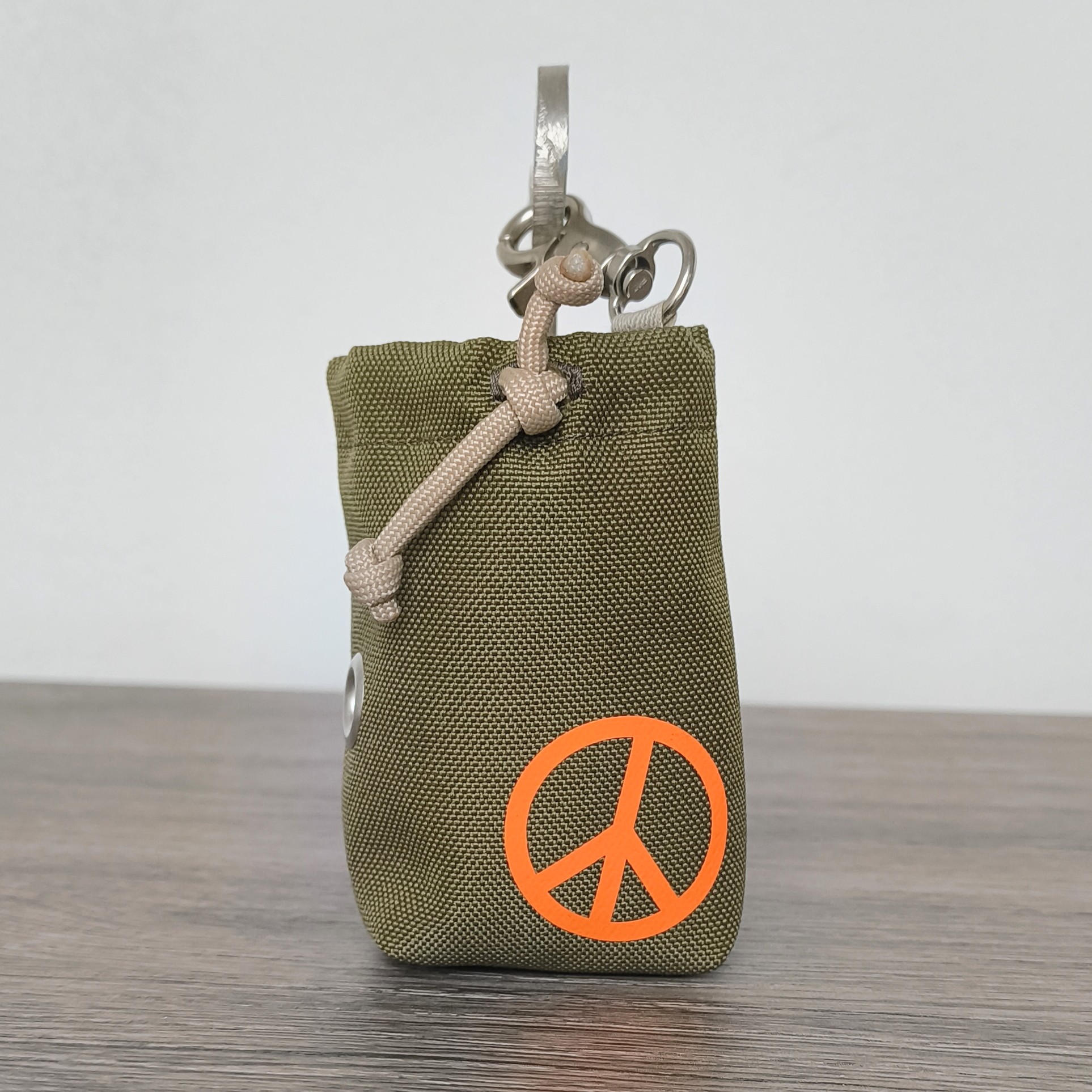 Kotbeutelspender oliv Peace orange